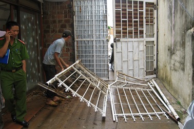 Che biển số xe để phá hoại nhà dân ngay cạnh trụ sở 113