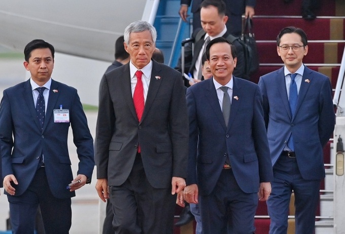 Chuyến thăm của Thủ tướng Lý Hiển Long nằm trong một loạt sự kiện mà hai bên tổ chức nhân kỷ niệm 50 năm thiết lập quan hệ ngoại giao và 10 năm quan hệ đối tác chiến lược giữa Việt Nam và Singapore.