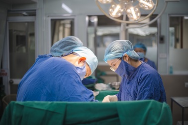 Phẫu thuật thành công cho mẹ bầu mang 1 thai ngoài tử cung, 1 thai trong tử cung