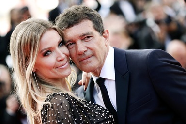 Bạn gái Antonio Banderas "lấp ló" ngực đầy