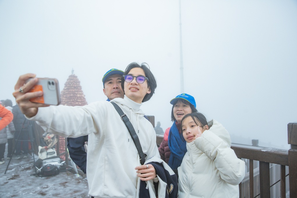 Du khách vượt mưa rét âm độ để săn tuyết trên đỉnh Fansipan - 1 Du khách vượt mưa rét âm độ để săn tuyết trên đỉnh Fansipan - 1