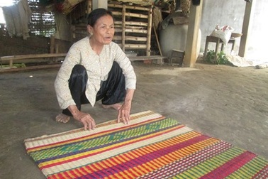 Làng chiếu Cẩm Nê đang dần mai một