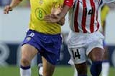 Thắng Paraguay, Brazil bám sát Argentina