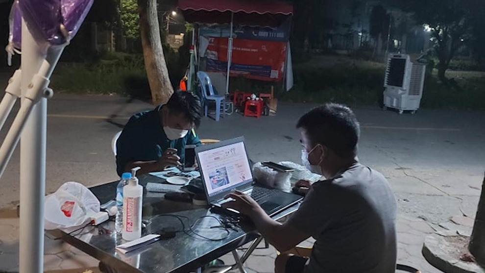 Chuyện về giảng viên xin điện thoại cũ, sửa xuyên đêm tặng học trò nghèo - 1 Chuyện về giảng viên xin điện thoại cũ, sửa xuyên đêm tặng học trò nghèo - 1