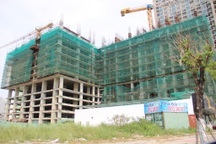 Công trình không phép bị đình chỉ vẫn xây được đến... tầng 10