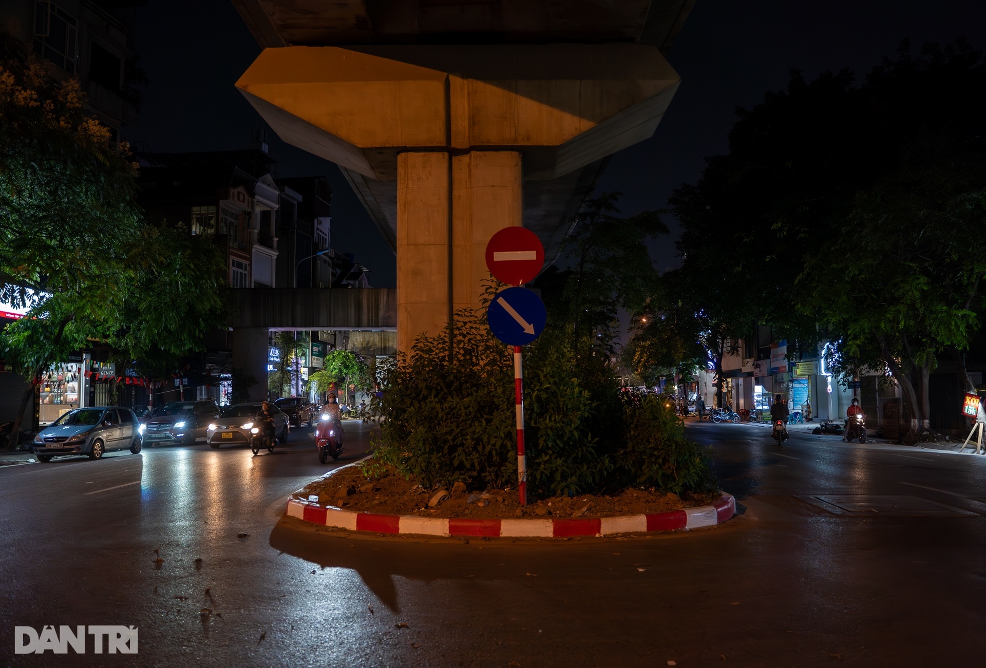 Tiềm ẩn tai nạn giao thông trên những tuyến đường khát ánh sáng ở Hà Nội - 2 Tiềm ẩn tai nạn giao thông trên những tuyến đường khát ánh sáng ở Hà Nội - 2