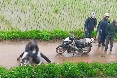 Hai người đàn ông tử vong trong tư thế ngồi trên xe máy