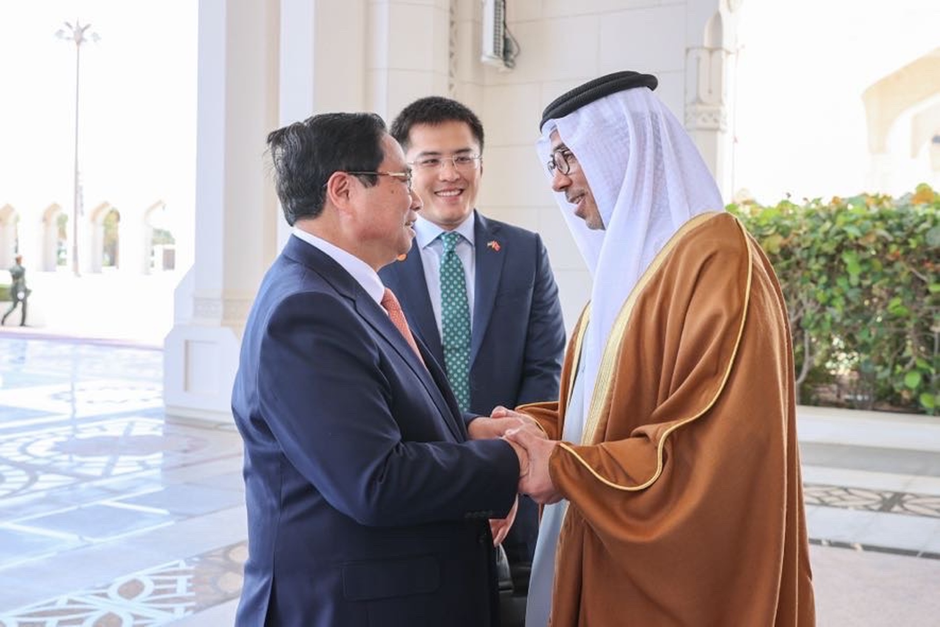 UAE bắn 21 loạt đại bác chào mừng Thủ tướng tại Cung điện Hoàng gia - 2 UAE bắn 21 loạt đại bác chào mừng Thủ tướng tại Cung điện Hoàng gia - 2