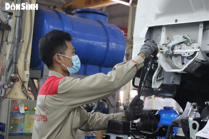 Lần đầu tiên tại Việt Nam xuất hiện xe tải 4 chân tiêu chuẩn Euro5 trang bị cả "rừng" công nghệ - Ảnh 3. Lần đầu tiên tại Việt Nam xuất hiện xe tải 4 chân tiêu chuẩn Euro5 trang bị cả "rừng" công nghệ - Ảnh 3.