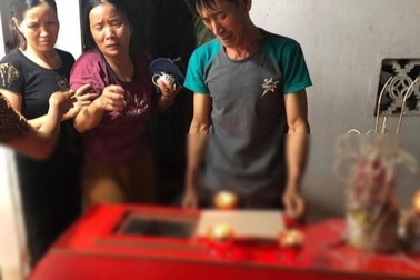 Nam thanh niên bị sét đánh tử vong khi dùng điện thoại đang sạc pin