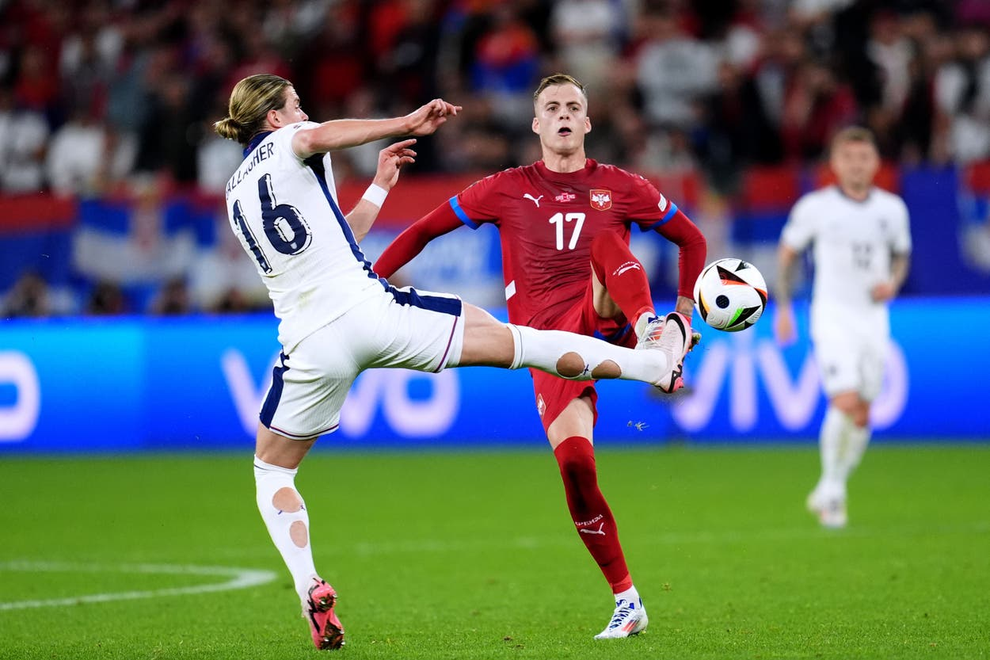 Bí mật phía sau những đôi tất rách khoét lỗ của cầu thủ Anh tại Euro 2024 - 1 Bí mật phía sau những đôi tất rách khoét lỗ của cầu thủ Anh tại Euro 2024 - 1