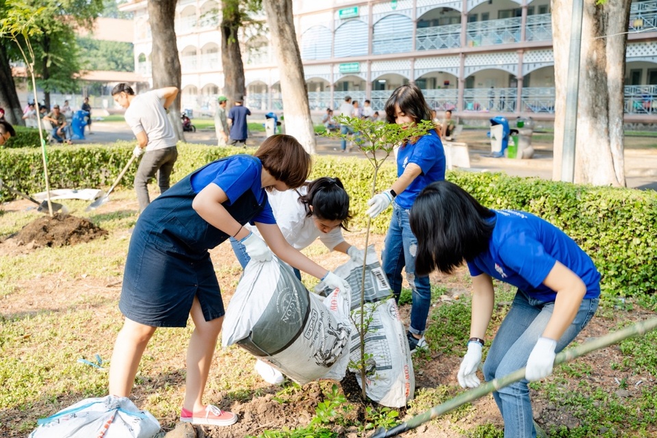 Nhân viên Sanofi Việt Nam tích cực tham gia trồng cây bảo vệ môi trường – Vì một tương lai xanh - 4 Nhân viên Sanofi Việt Nam tích cực tham gia trồng cây bảo vệ môi trường – Vì một tương lai xanh - 4