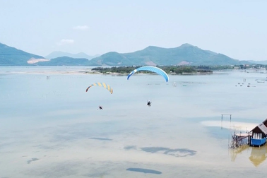 Bay dù lượn tại lễ kỷ niệm 15 năm vịnh Lăng Cô thành vịnh đẹp thế giới