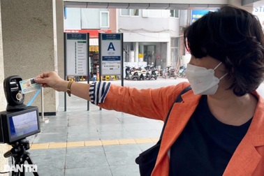 Người dân quét mã QR qua "mắt thần" ở ga Cát Linh - Hà Đông
