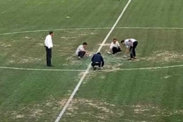 Xịt sơn lên sân cỏ, chuyện chỉ có ở bóng đá nước ta