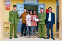 Nhặt được gần 700 USD, hai nữ sinh nhờ công an trả lại người đánh rơi