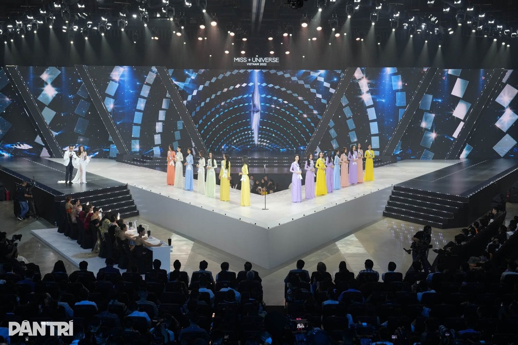 Thí sinh Hoa hậu Hoàn vũ Việt Nam nói tiếng Anh bập bẹ vì... lỗi kỹ thuật? - 2 Thí sinh Hoa hậu Hoàn vũ Việt Nam nói tiếng Anh bập bẹ vì... lỗi kỹ thuật? - 2