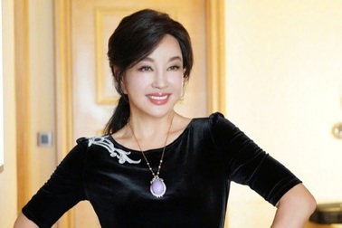 "Võ Tắc Thiên" Lưu Hiểu Khánh trẻ đẹp, viên mãn đón tuổi 66