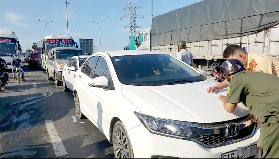 5 ô tô dồn toa, giao thông cửa ngõ TPHCM ùn tắc ngày đầu tuần - 1 5 ô tô dồn toa, giao thông cửa ngõ TPHCM ùn tắc ngày đầu tuần - 1