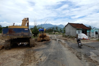 Chưa được bố trí tái định cư, người dân dự án kênh thoát lũ đang sống khổ sở