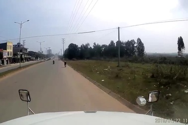 Nam sinh suýt phải trả giá bằng mạng sống khi đi xe đạp lạng lách trước mũi xe container