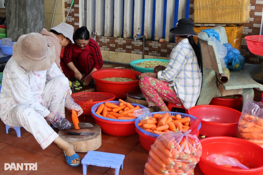 Thực đơn đặt hàng dài cả mét ở làng nấu tiệc - 3 Thực đơn đặt hàng dài cả mét ở làng nấu tiệc - 3