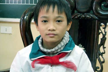 Cậu bé nhặt được vàng, đô la trả lại người đánh mất