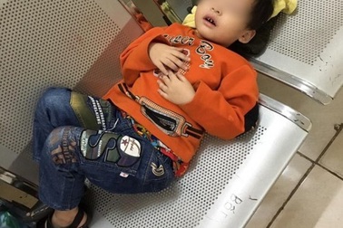 Hà Nội: Bé trai 3 tuổi bị mẹ bỏ rơi trong nhà nghỉ