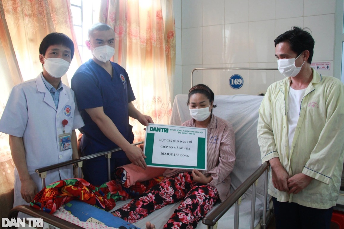 Trao hơn 100 triệu đồng đến người chồng chăm vợ bại liệt - 1 Trao hơn 100 triệu đồng đến người chồng chăm vợ bại liệt - 1