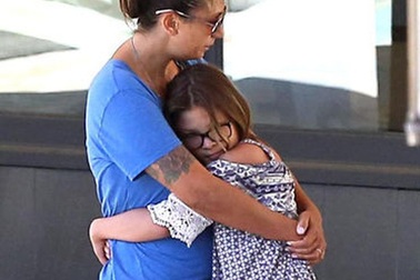 Vợ Chester Bennington xuất hiện buồn bã trên phố