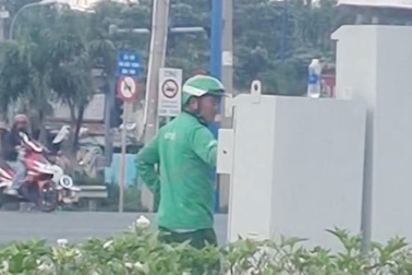 Công an làm việc với người mặc đồ xe công nghệ bấm đèn giao thông ở TPHCM