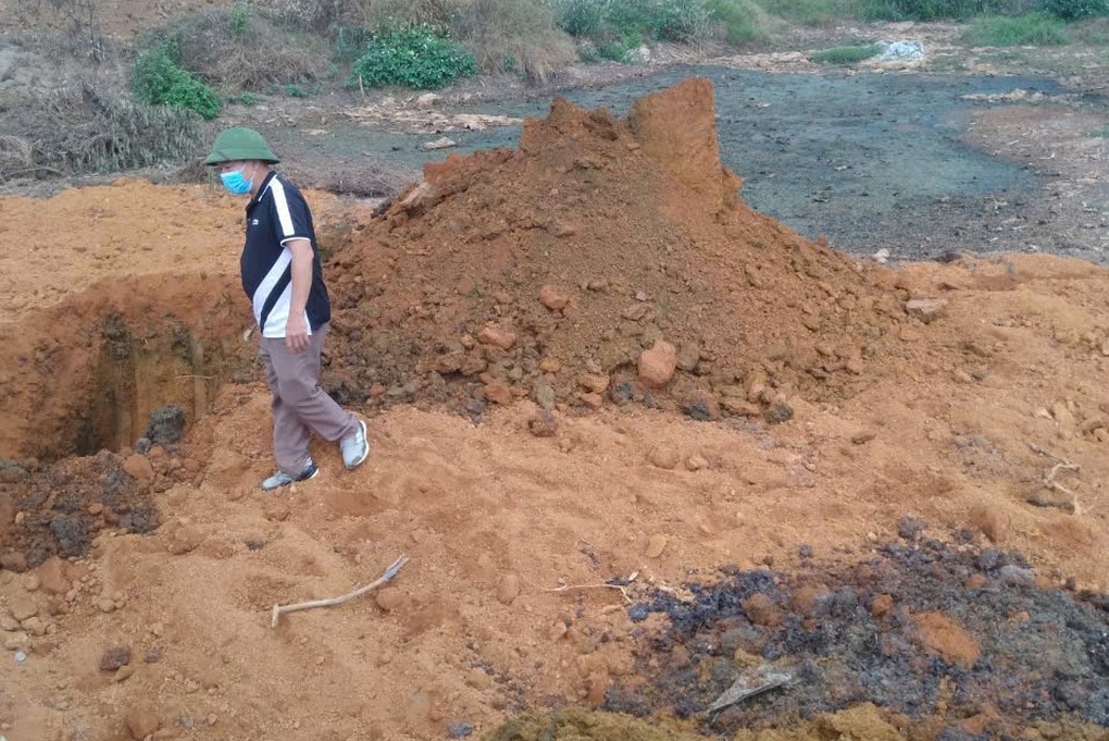 Vụ dân dựng lều canh ô nhiễm: Phát hiện nhiều điểm chôn lấp chất thải - 1 Vụ dân dựng lều canh ô nhiễm: Phát hiện nhiều điểm chôn lấp chất thải - 1
