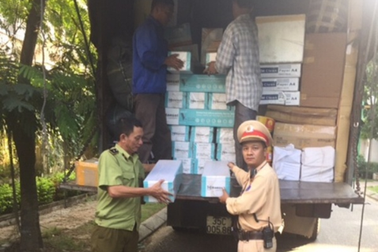 Hàng trăm bộ quần áo hàng hiệu không rõ nguồn gốc trên xe tải