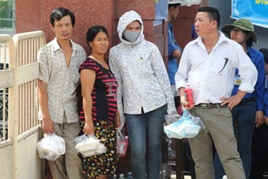 Phụ huynh lỉnh kỉnh xách cơm đợi con trước trường thi