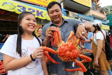 Cua huỳnh đế, tôm hùm giá “bạc triệu” bán khắp các vỉa hè Sài Gòn