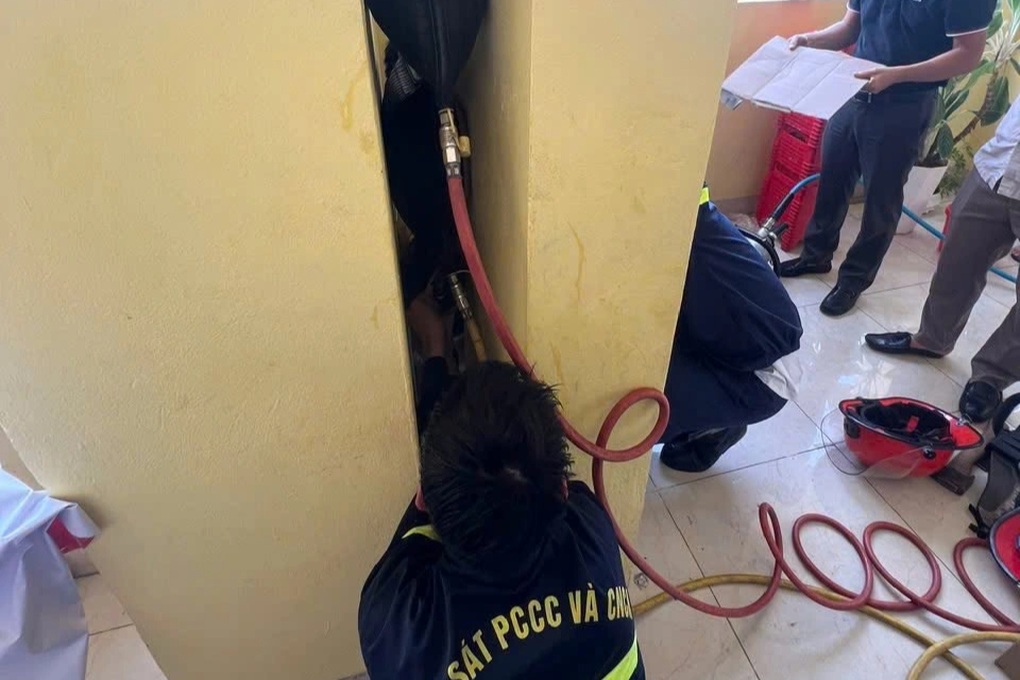 Giải cứu học sinh lớp 2 mắc kẹt trong khe tường hẹp - 1 Giải cứu học sinh lớp 2 mắc kẹt trong khe tường hẹp - 1