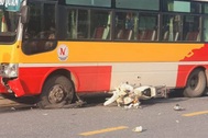 Ngày đầu đến trường, một học sinh tử vong do va chạm với xe buýt
