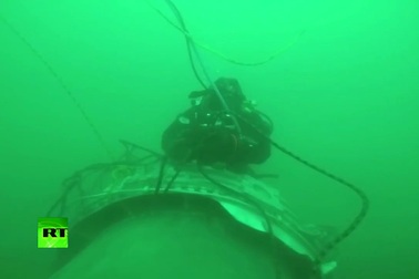 Cận cảnh vớt xác máy bay Tu-154 của Nga từ đáy biển