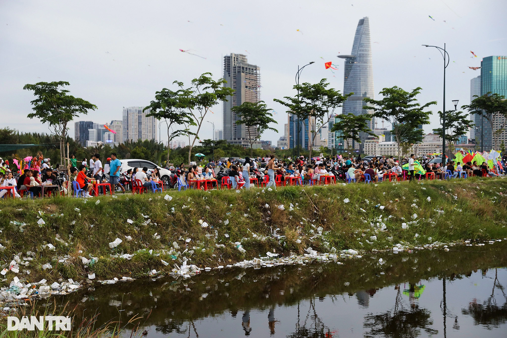 Biển người đến thả diều, ăn uống khiến khu Thủ Thiêm tràn ngập rác thải - 1 Biển người đến thả diều, ăn uống khiến khu Thủ Thiêm tràn ngập rác thải - 1