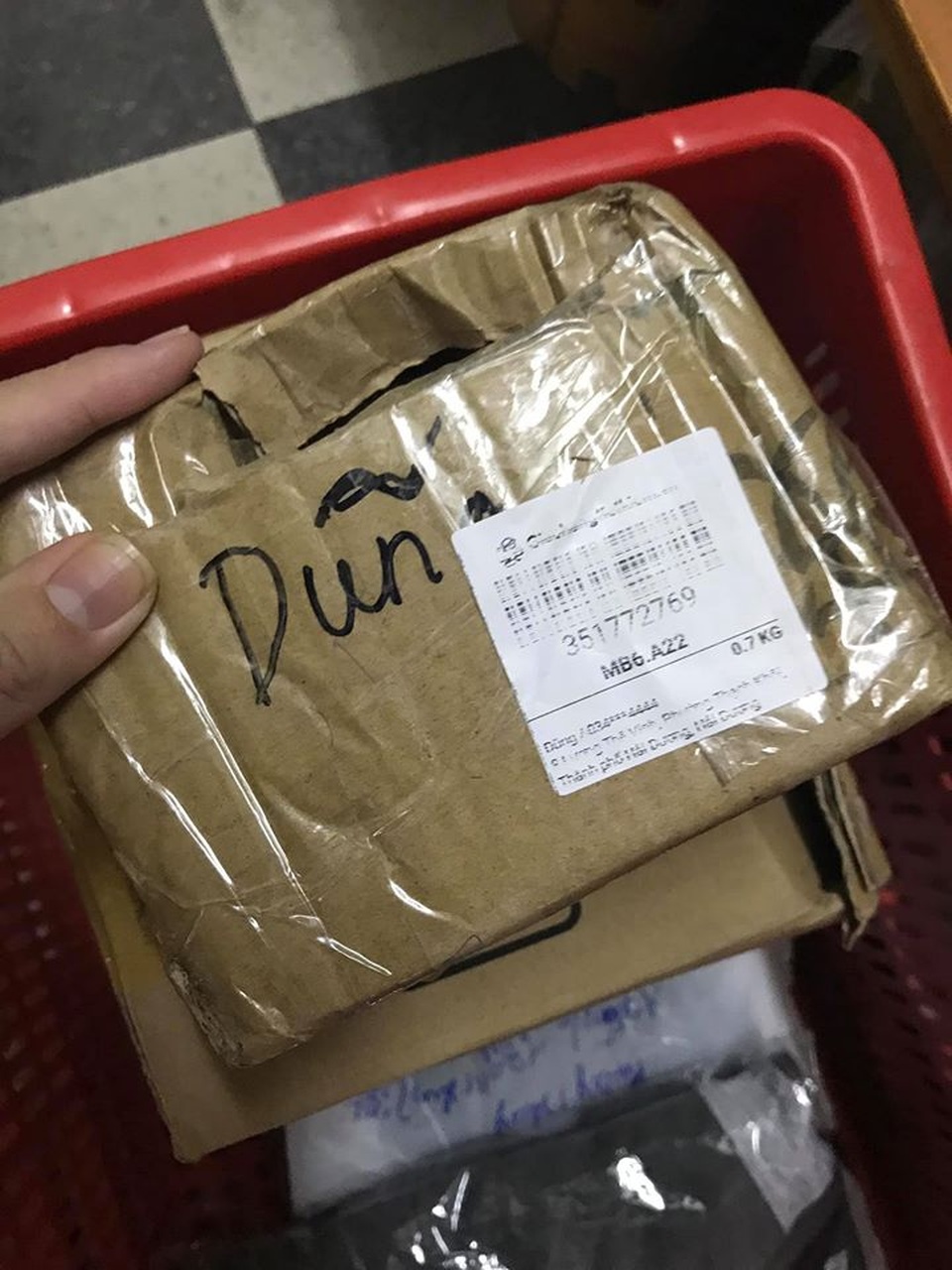 Không đặt vẫn bị gửi hàng về nhà, mở ra “té ngửa” mấy miếng gỗ mục - 1 Không đặt vẫn bị gửi hàng về nhà, mở ra “té ngửa” mấy miếng gỗ mục - 1