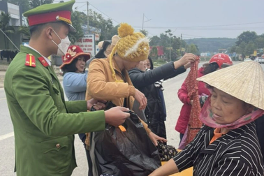 Ấm lòng CSGT phát nước, tặng bánh cho người dân trên đường về quê ăn Tết