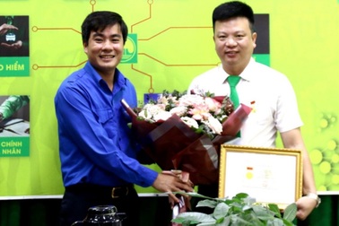 Tài xế taxi cứu cô gái nhảy cầu được tặng Huy hiệu Tuổi trẻ dũng cảm