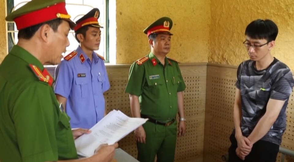 Khởi tố nhân viên ngân hàng lừa đảo, chiếm đoạt gần 15 tỷ đồng - 1 Khởi tố nhân viên ngân hàng lừa đảo, chiếm đoạt gần 15 tỷ đồng - 1