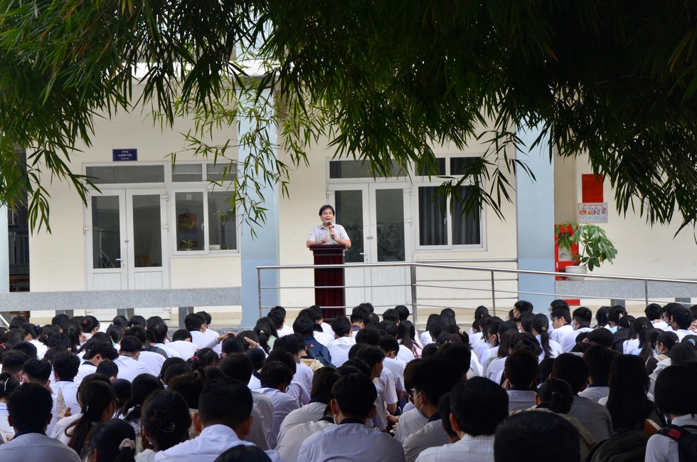 Những tiết chào cờ… không còn áp lực thi đua hay kết tội - 6 Những tiết chào cờ… không còn áp lực thi đua hay kết tội - 6