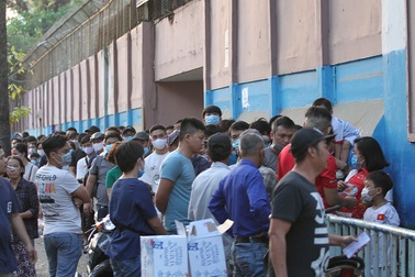 Sân Thống Nhất sôi động vài giờ trước khi Kiatisuk trình làng