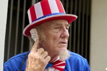 Trào lưu đeo băng tai ủng hộ ông Trump sau vụ ám sát hụt