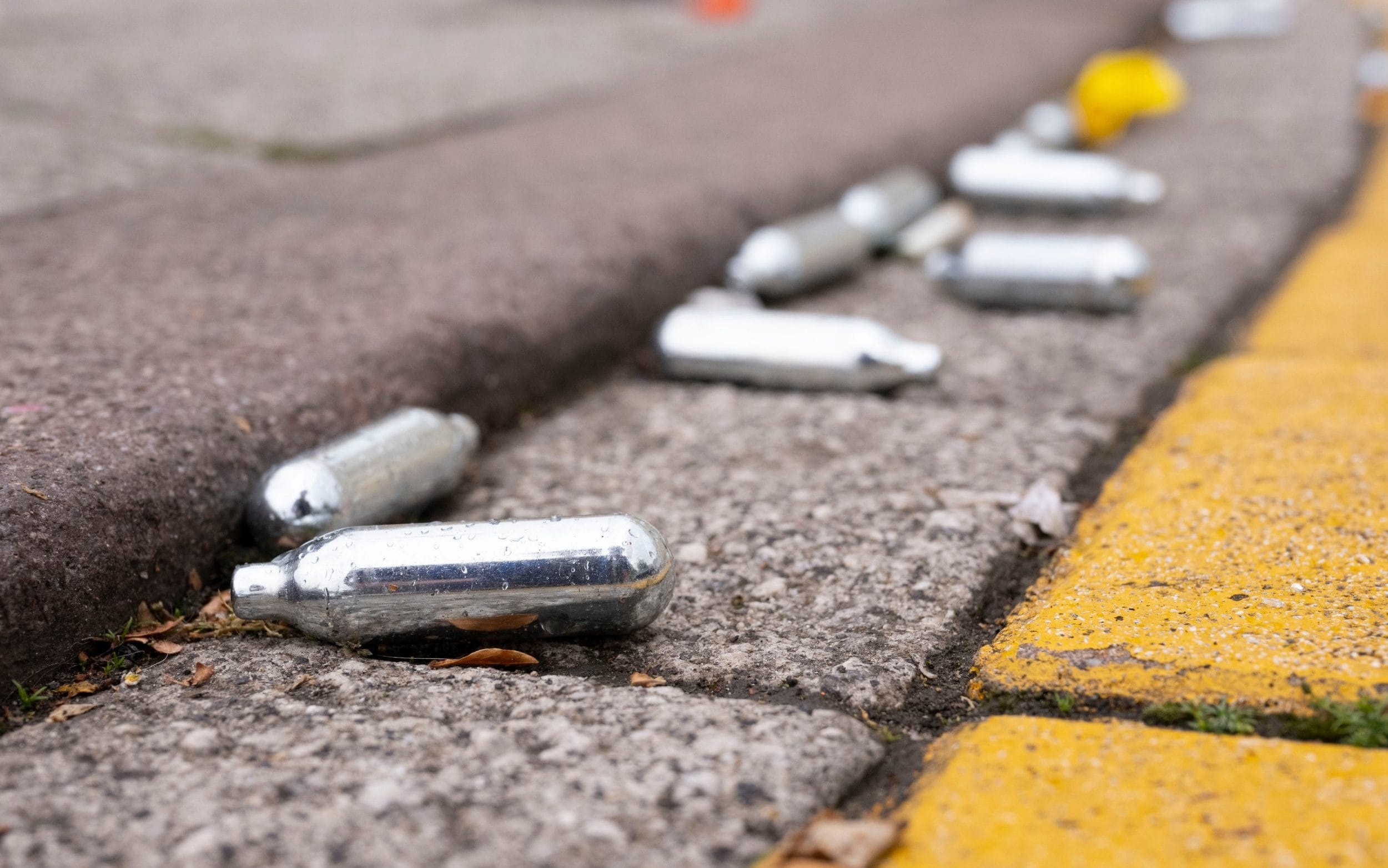 ហាមស្រូបឧស្ម័នសើច ដាក់គុក២ឆ្នាំ - ១ Anh cấm hít bóng cười, phạt tù tới 2 năm - 1