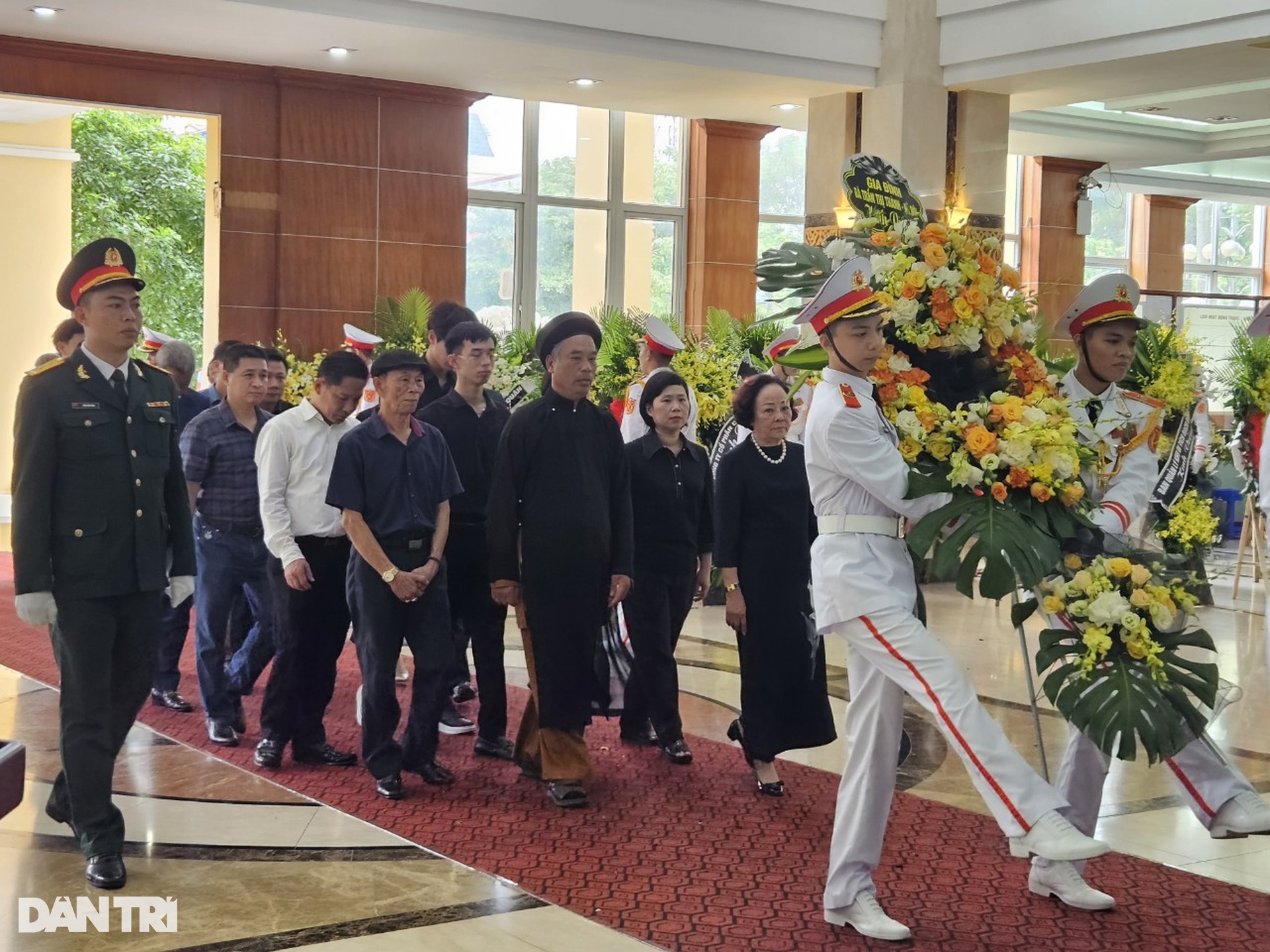 Nhiều đoàn người nối nhau chờ vào viếng Phó Thủ tướng Lê Văn Thành - 6 Nhiều đoàn người nối nhau chờ vào viếng Phó Thủ tướng Lê Văn Thành - 6