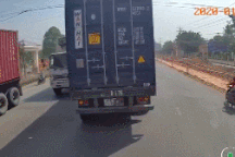 Kinh hãi hình ảnh xe container bị mất bánh sau đi kiểu bập bênh trên đường