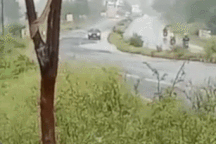 Nổi bật tuần qua: Ô tô gặp nạn nghiêm trọng vì phóng nhanh qua vũng nước